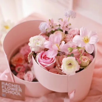 Dvigubo sluoksnio sukasi dovanų dėžutė, lango atidarymo, apvali gėlė lange, turintis kibirą, amžinas gėlių, rožių dovanų dėžutė, kūrybos gėlių