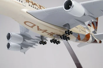 Vaikams žaislai 1/130 Etihad Lėktuvo A380 Modelio su LED Lempos Dervos Orlaivių 43cm Keleivių Plokštuma Plokštuma oro pajėgų Modelis