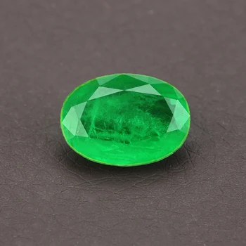 Ovalo formos natūralus kristale, stiklo, žalios spalvos ir raudonos spalvos birios akmens